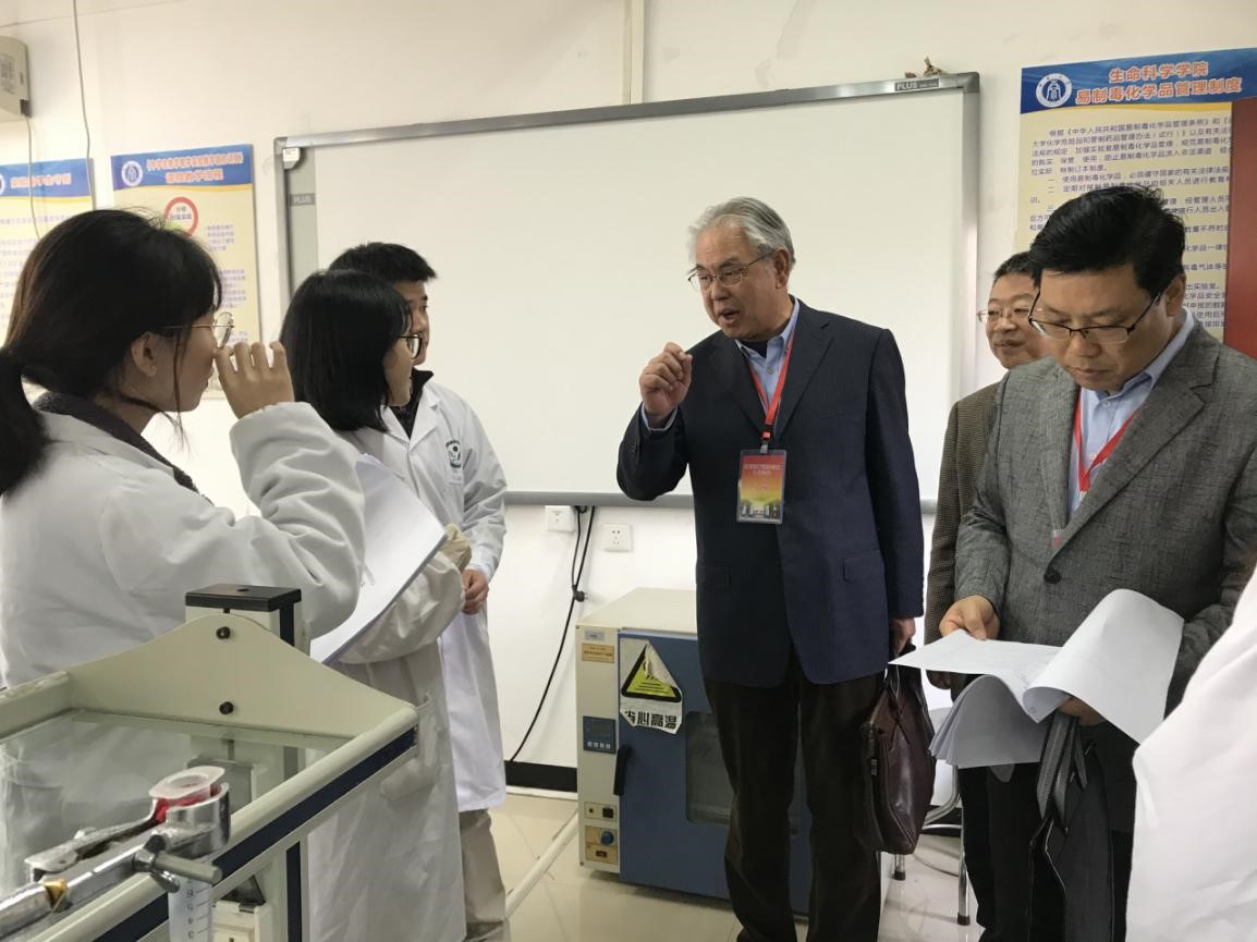 认证专家在学院中学实验教学能力训练实验室与师生交谈.jpg