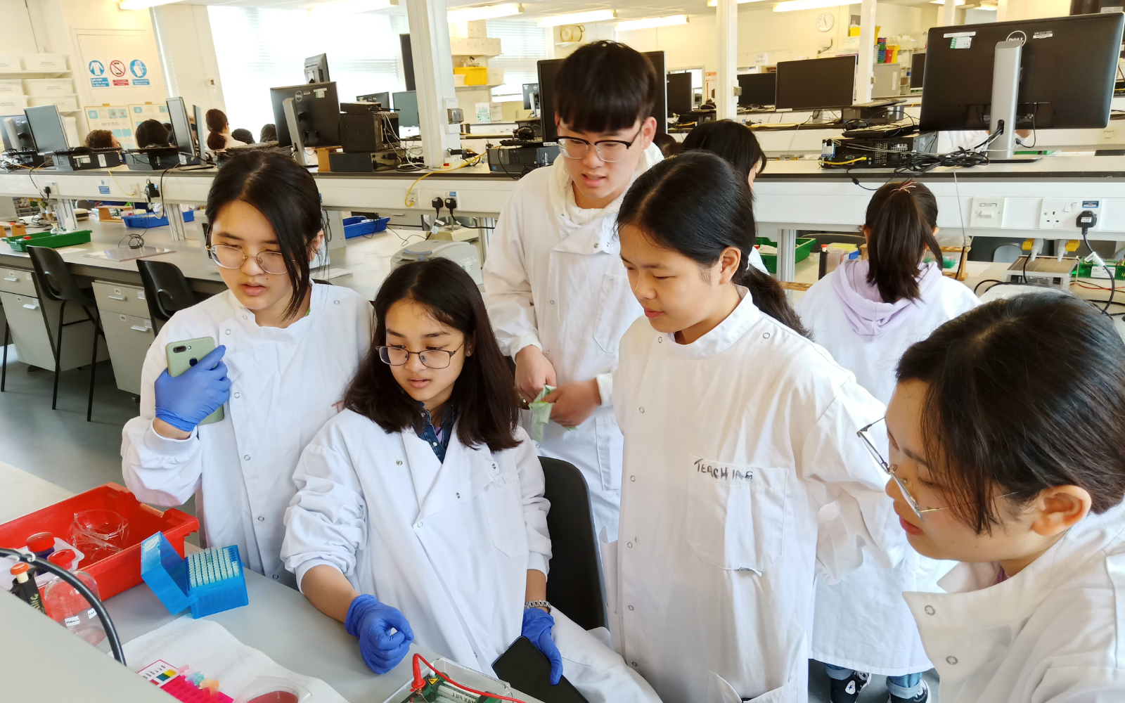 参观生命科学学院实验室.jpg